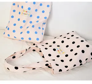 Sac cabas en toile pour femme, sac porté épaule à pois roses, style décontracté et esthétique.