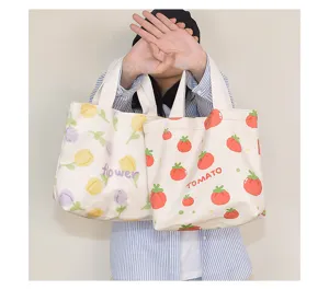 Canvas tote bag detail zeigt niedliche Tulpen und Tomaten Drucke mit starken Griffen.