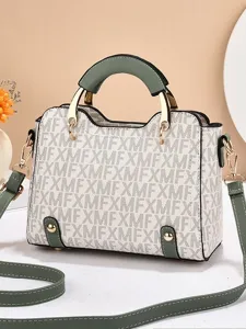 Sac a main elegant pour femme avec motif monogramme et accents verts pour un usage quotidien.