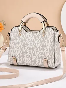 Élégant sac à main pour femme avec imprimé monogramme, poignée supérieure et bandoulière.