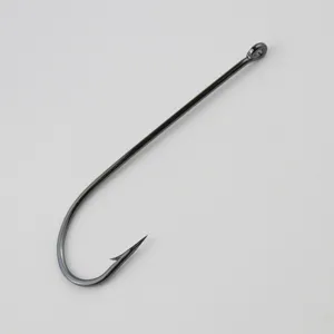 Hameçon à longue tige avec œillet et ardillon, accessoire de pêche en mer résistant.
