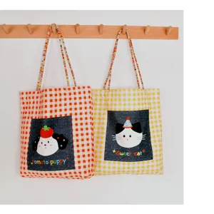 Borsa shopper in tela a quadri con toppe di animali, borsa a tracolla casual dettaglio.