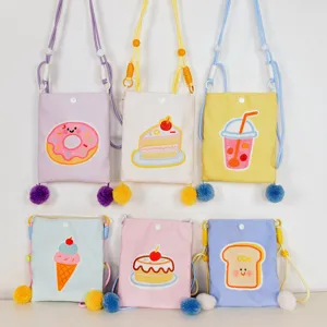 Lindo bolso bandolera de lona para niños con estampados de postres y pompones suaves.