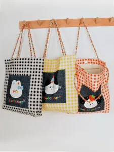 Borsa tote in tela con motivo a quadri, toppe di cartoni animati e cinturini di perline.