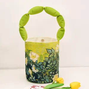 Borsa a secchiello in tela con manico gonfio verde e stampa dipinto olio rosa.