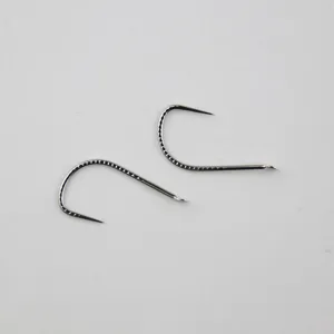 Primo piano dettagliato di ami da pesca senza ardiglione con texture squame di drago in acciaio.