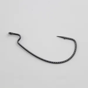 Primo piano dettagliato dell'amo da pesca in acciaio al carbonio per esche morbide.