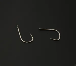 Hameçon de pêche sans ardillon en acier à haute teneur en carbone avec des écailles.