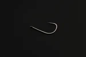 Gros plan d'un hameçon de pêche sans dard en acier à haute teneur en carbone texturé.