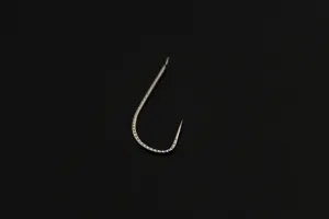 Gros plan détaillé sur un hameçon de pêche en acier à haute teneur en carbone et texture.