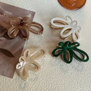 Primo piano dettagliato di eleganti mollette per capelli a forma di fiore vuoto per acconciature.
