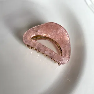 Roze acetaat haarklem detailopname, elegant hol ontwerp voor dagelijkse kapsels.