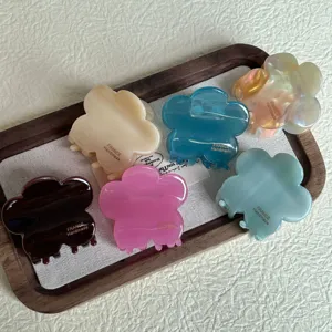 Details of the creamy flower hair claw, featuring resin material and vibrant colors for daily use.