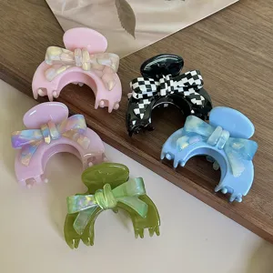 Piccola molletta per capelli a semicerchio in acetato con fiocco, accessorio elegante chic.
