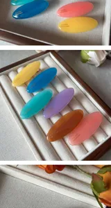 Vista dettagliata di mini mollette per capelli ovali colorate, clip minimalista per lo styling.