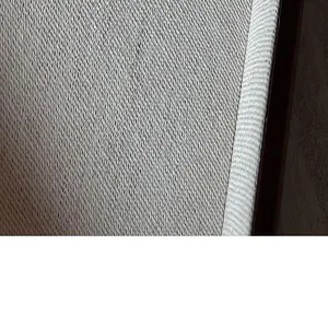 Primo piano sulla texture tessuta e sulla finitura della mini molletta per capelli.