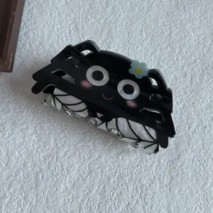 Cute black acrylic hair claw clip with cute cartoon cat design and fluffy trim for women styling