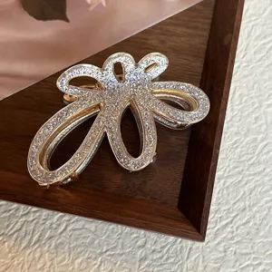 Vista dettagliata di una molletta per capelli con glitter alla moda, elegante accessorio donna.