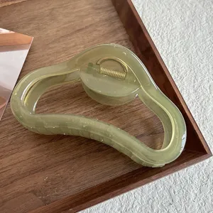 Grüne transluzente geometrische Haarklammer große Haarklammer elegantes Haaraccessoire Detail