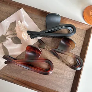 Geometric hair claw clips, retro tortoise shell and solid black big hair clips for women.