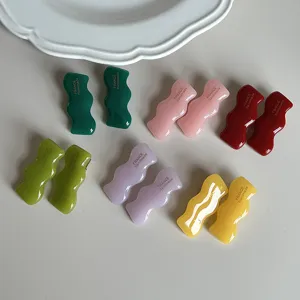 Splendide belle mollette per capelli ondulate in acetato color caramella per acconciature.