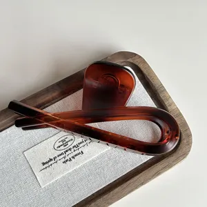 Detailed view of the vintage tortoise shell hair claw, ideal for thick hair styling.