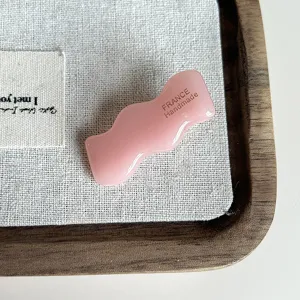 Fermaglio per capelli rosa in acrilico con design ondulato, dolce clip laterale a becco.