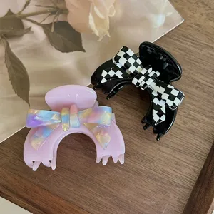 Vista dettagliata dell'elegante molletta per capelli in acetato con fiocco, accessorio perfetto.
