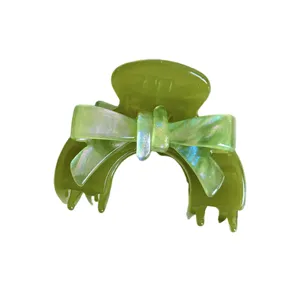 Pinza per capelli in acetato verde con fiocco traslucido, accessorio stile francese.