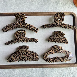 Leopard print hair claw clips set, stylish retro shark clips for thick hair styling accessories.