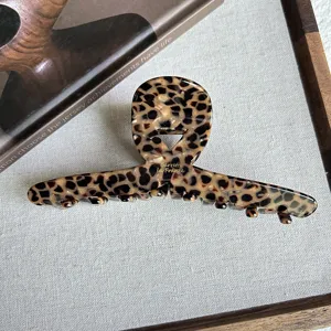 Leopard print hair claw clip for women, stylish resin hair jaw clip for daily styling.