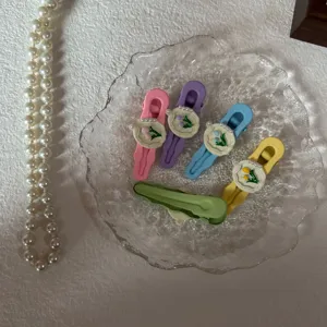 Charming cream-style tulip hair clips with pearl accents for sweet daily hairstyles.