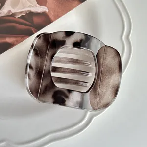 Retro curved hair claw clip detail, elegant tortoiseshell hair accessory for women