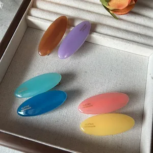 Set di fermagli per capelli ovali colorati dal design minimalista, elegante accessorio per donne.