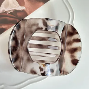 Retro tortoise shell hair claw clip, elegant curved hair accessory for stylish women daily styling.