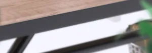 Detaillierte Nahaufnahme des Desktop-Ständers mit Holzmaserung und schwarzem Metallrahmen.