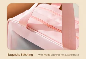Vista dettagliata borsa cosmetica doppia rosa, cuciture fini e cerniere scorrevoli.