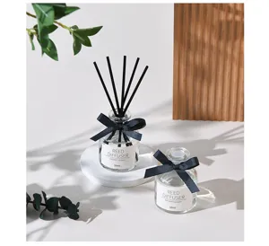 50ml Glas Raumdiffusor Set mit schwarzen Stäben und Schleife für Frische im ganzen Zimmer.