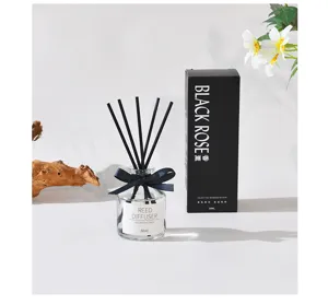 Nahaufnahme Detail einer Reed-Diffusor-Flasche mit schwarzen Stäbchen und Geschenkbox.