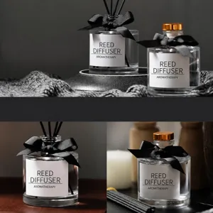 Raumduft Set mit 4 Flaschen Duftstäbchen und schwarzer Schleife für ein frisches Zuhause.
