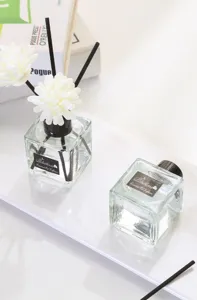 Σετ διαχύτη αιθέριων ελαίων αρωματοθεραπείας με καλάμια λευκών λουλουδιών για το σπίτι.