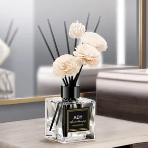 Difusor de aromaterapia para hogar con botella de vidrio y varillas florales decorativas.