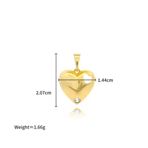 Vista dettagliata ciondolo cuore in oro con dimensioni, intaglio a cuore e pietra sintetica.