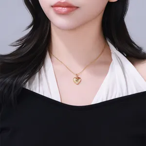 Collana con ciondolo a cuore dorato per donne, gioiello minimalista elegante per ogni giorno.