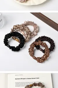 Chouchous en tissu marron avec plis et perles, attaches durables pour queue de cheval.