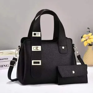 Sac à main noir pour femme avec pochette assortie et élégant détail de bride élégant.