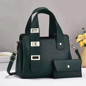 Vue rapprochée détaillée du sac en cuir vert foncé avec boucles métalliques et pochette.