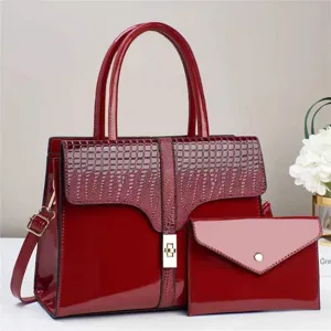 Set de bolso de charol rojo con solapa de cocodrilo y elegante cierre metálico.