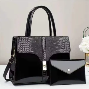 Vista detallada del juego de bolsos de charol negro con elegante solapa de cocodrilo.