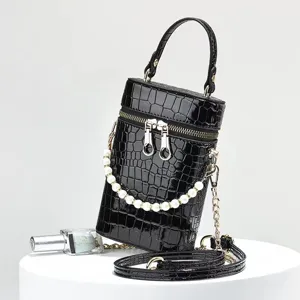 Borsa a mano nera in pelle verniciata coccodrillo con perle e cerniera lampo elegante.